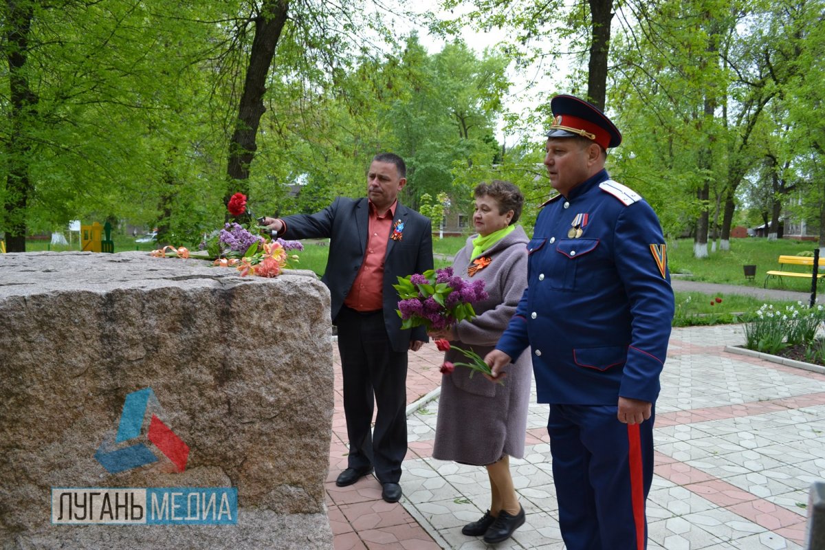 К воинским захоронениям Суходольска возложены цветы