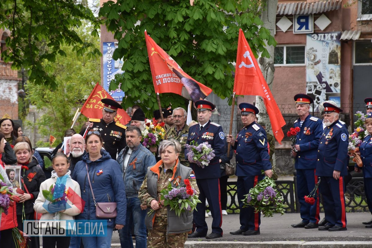 С красными знаменами и цветами: Стаханов отметил День Победы