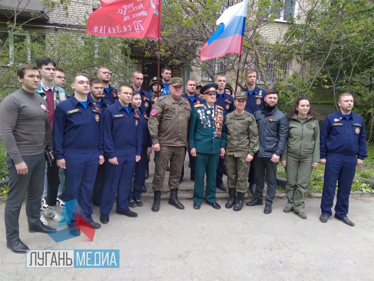 Военнослужащие и молодежные активисты поздравили ветеранов ВОВ из Луганска