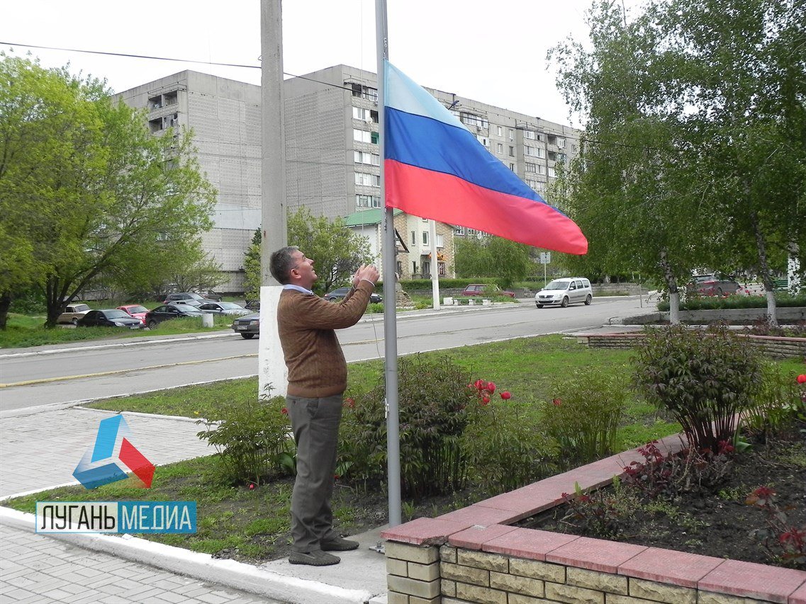 Торжественная церемония поднятия государственного флага ЛНР состоялась сегодня в Перевальске