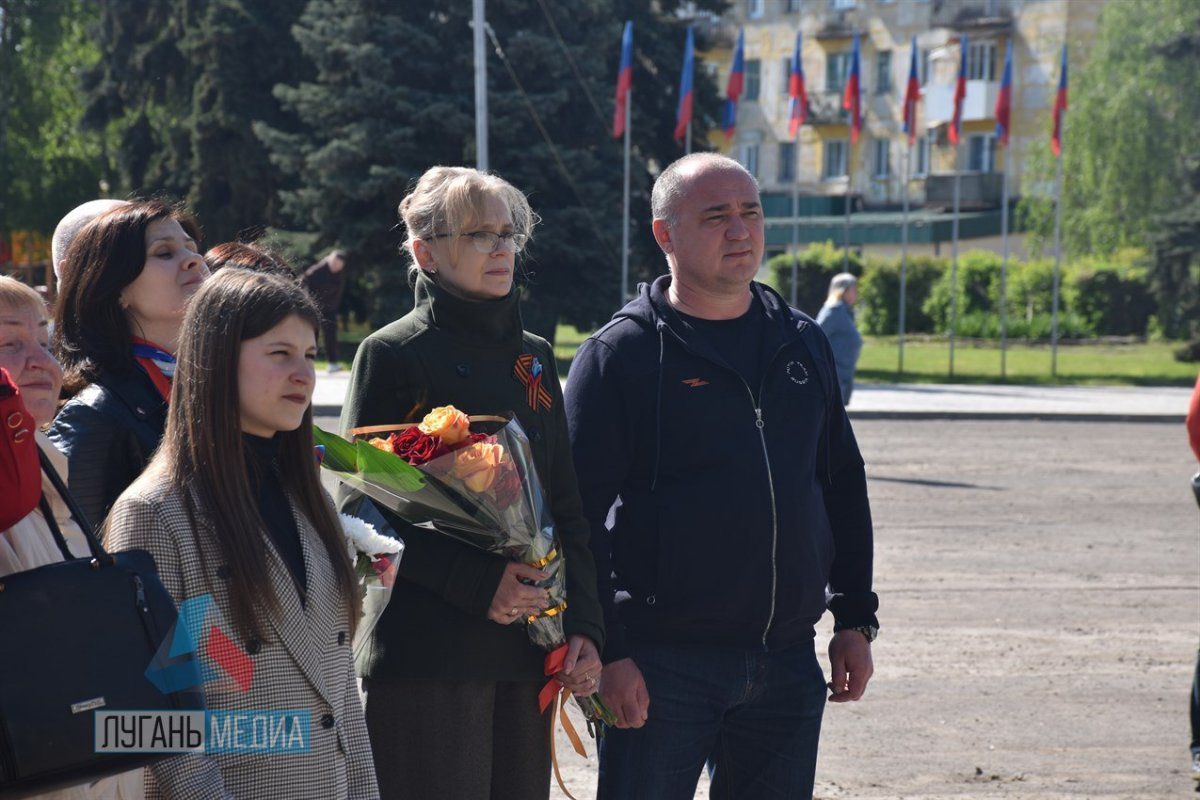 Торжественное поднятие государственного флага Луганской Народной Республики состоялось перед зданием Администрации города Кировска