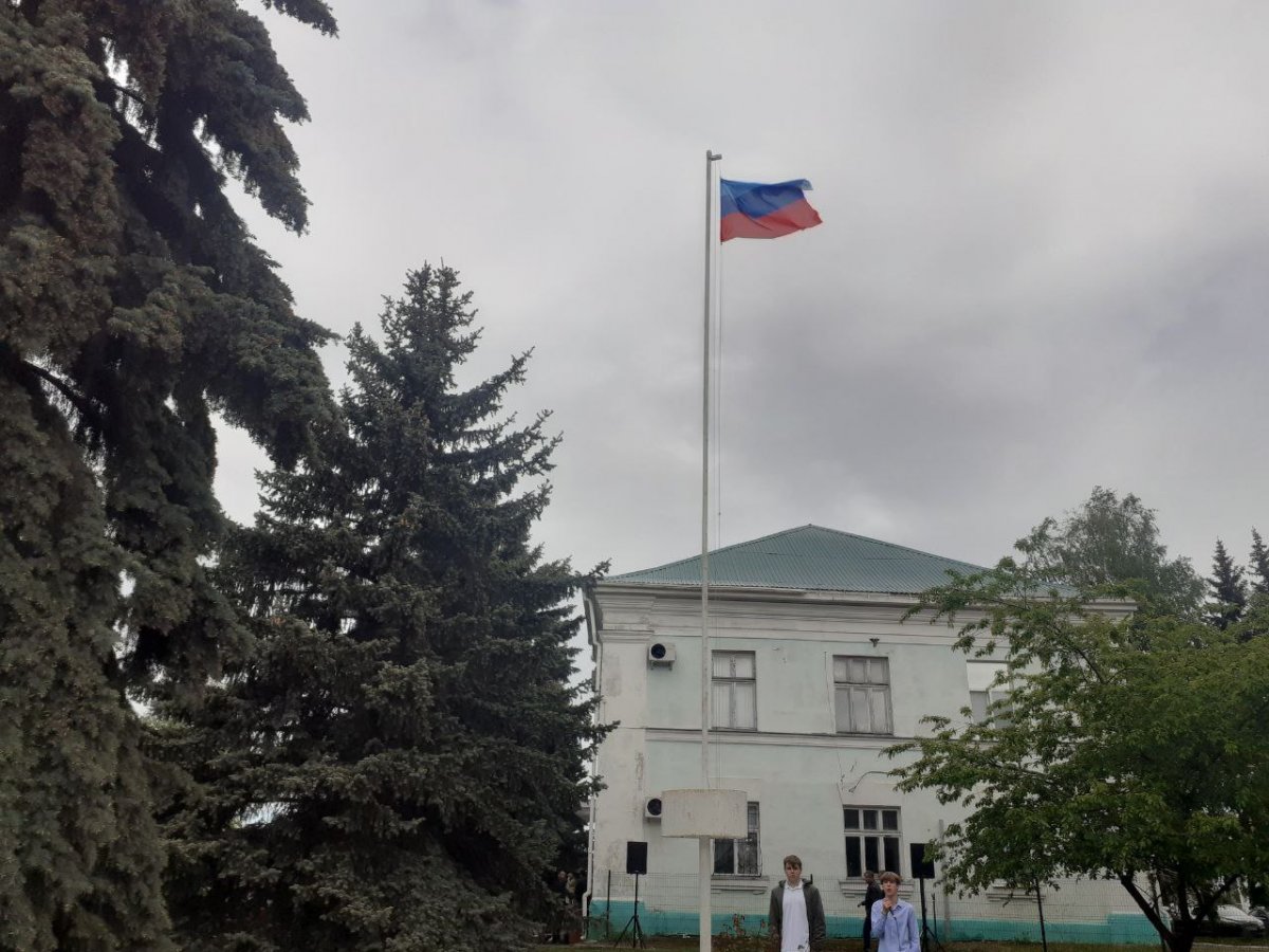 В Новоайдаре состоялась торжественная церемония поднятия Государственного флага ЛНР