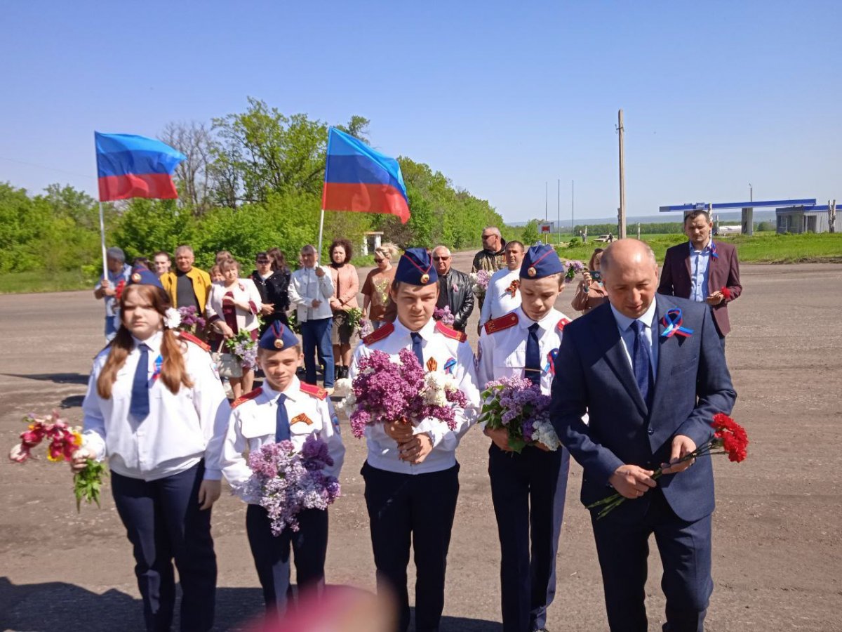 В Славяносербске у мемориального комплекса состоялось возложение цветов