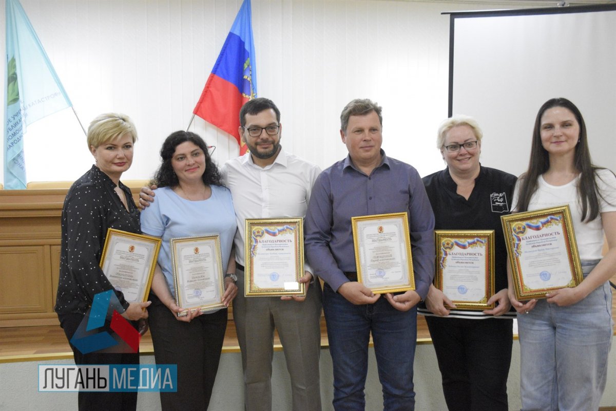 В Луганске наградили медиков, принимавших участие в детских медицинских осмотрах