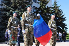 В Алчевске прошла торжественная церемония поднятия флага, приуроченная ко Дню ЛНР