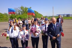 В Славяносербске у мемориального комплекса состоялось возложение цветов