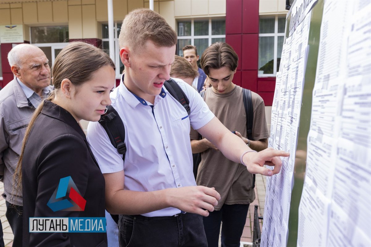 Сегодня выпускники из Луганской Народной Республики сдают ЕГЭ по математике