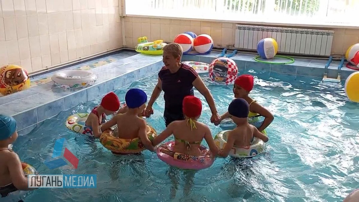 В День защиты детей для маленьких воспитанников алчевского детского сада №30 «Ладушки» снова заработал бассейн