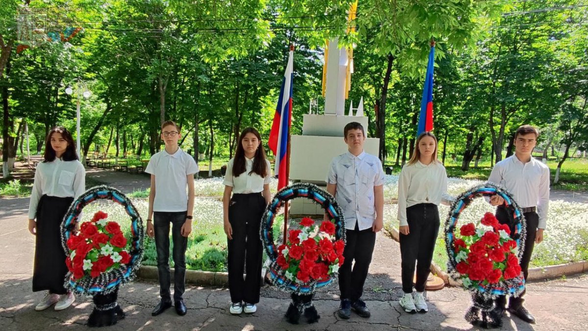 В Молодогвардейске прошла минута памяти, посвященная 9-й годовщине бомбардировки авиацией ВСУ города Луганска