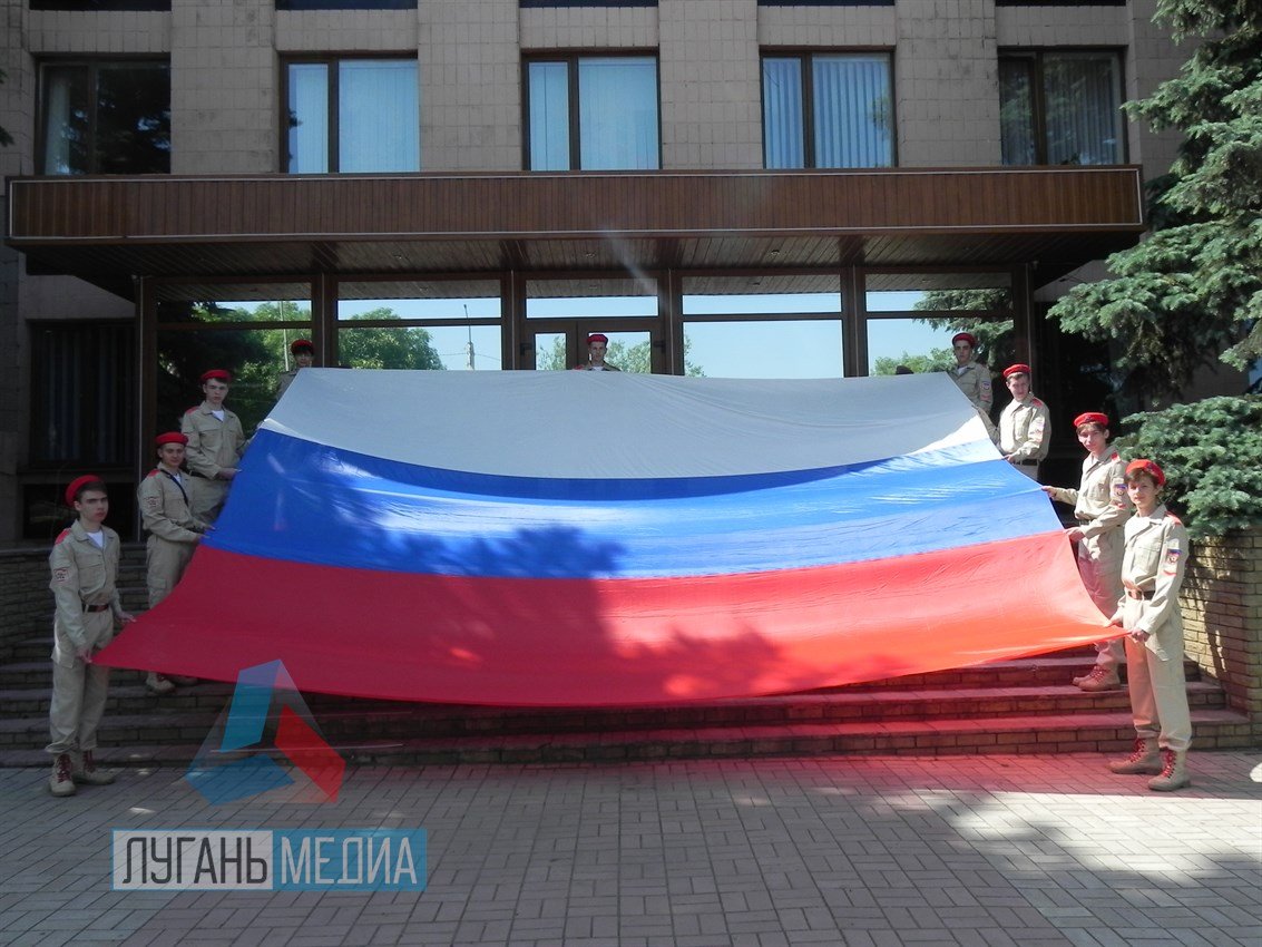 В Перевальске состоялась торжественная церемония поднятия флага России в честь государственного праздника