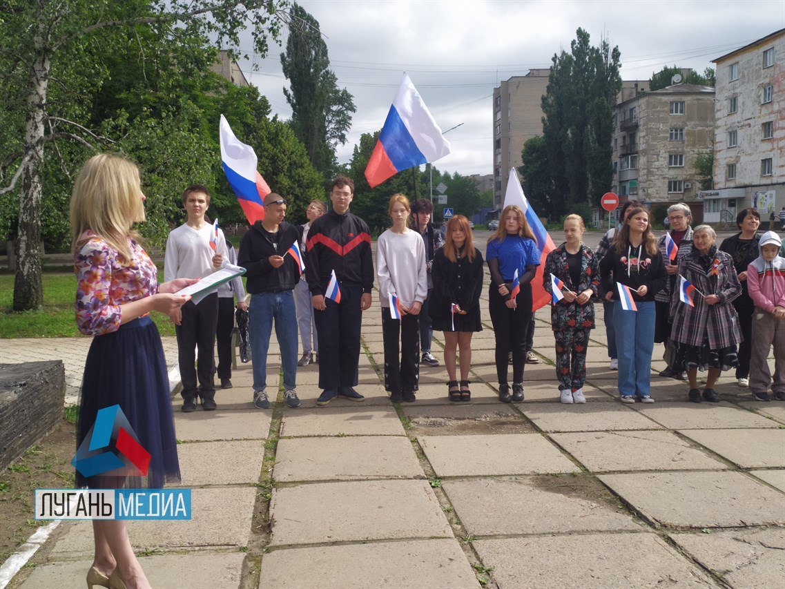 Торжественное поднятие государственного флага РФ состоялось перед зданием Администрации города Кировска