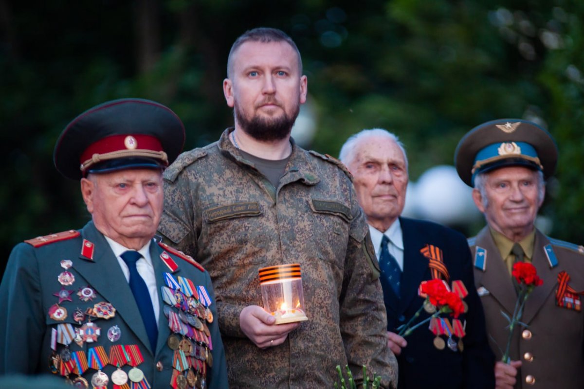 В Луганске зажгли свечи памяти