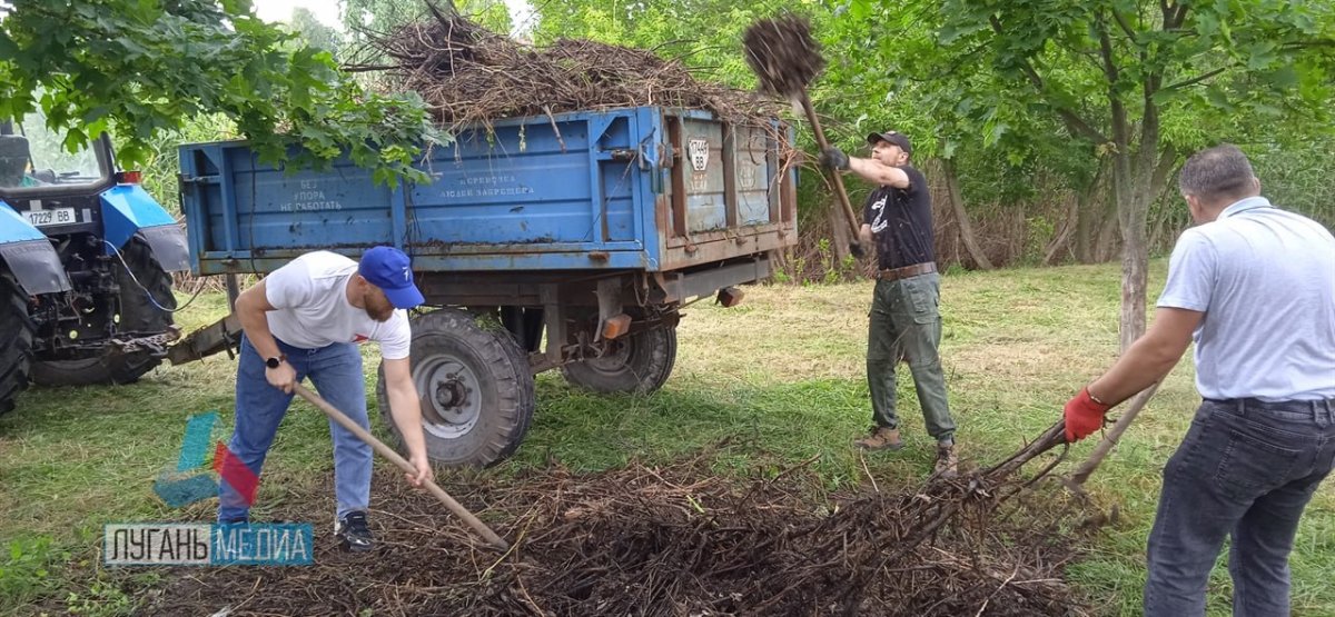 В Беловодске в рамках партпроекта «Чистая страна» очистили берег Деркула