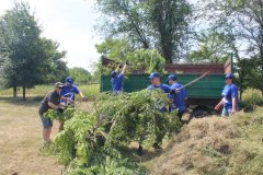 Активисты благоустроили территорию берега реки Лугань в городе Зимогорье