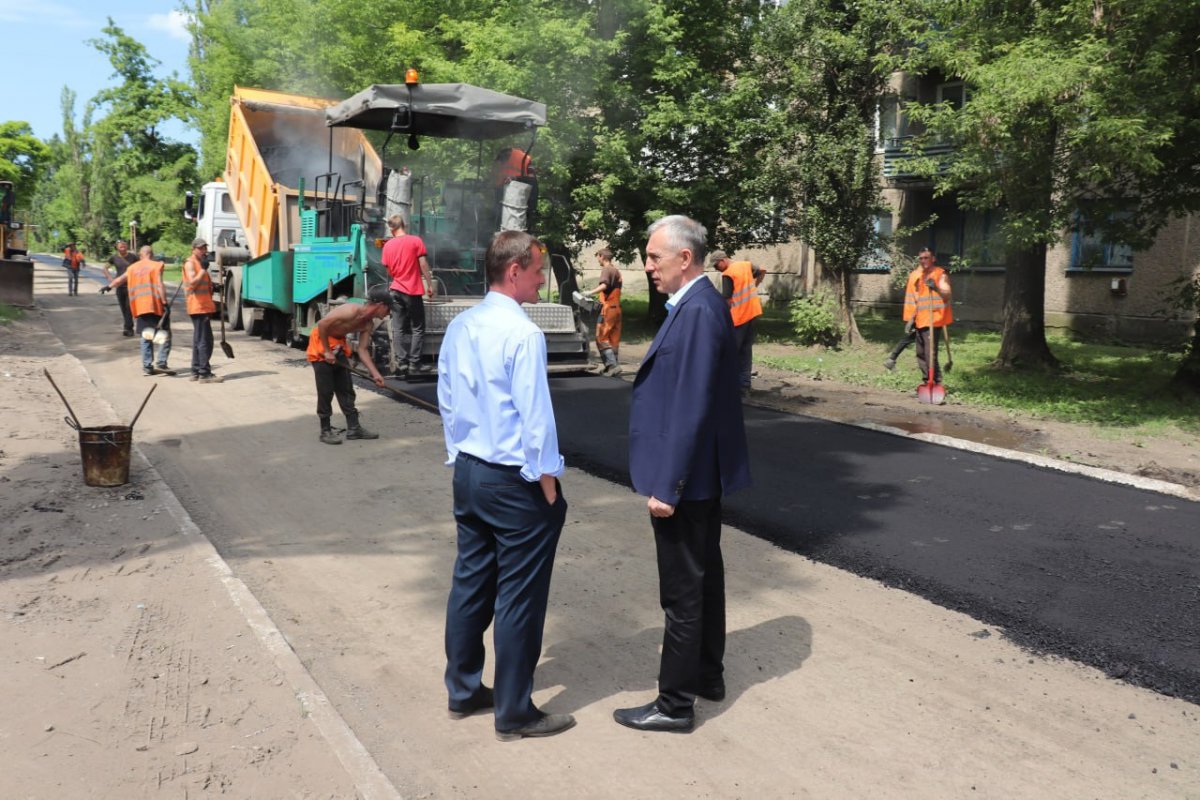 В Стаханове благодаря секретарю местного отделения партии дорогу сделали безопасной