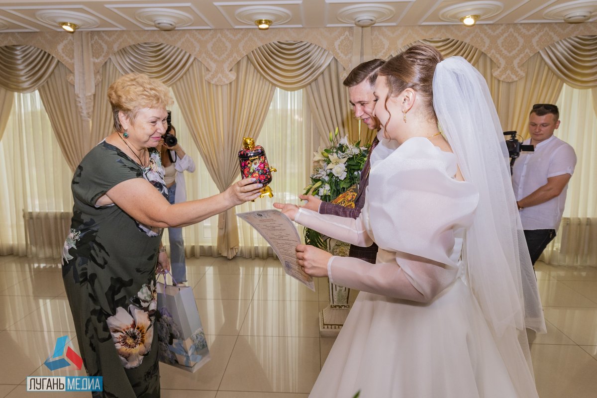 Сенатор РФ от ЛНР Ольга Бас поздравила луганских молодоженов с бракосочетанием в День любви, семьи и верности