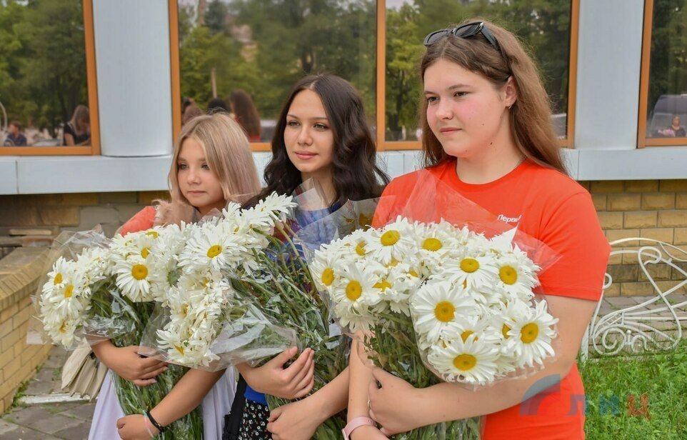 Акция «Символ любви» в честь Дня семьи, любви и верности прошла в Луганске