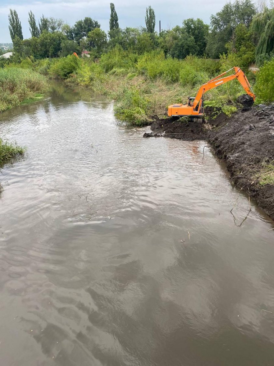 В Луганске начали расчищать главную городскую реку