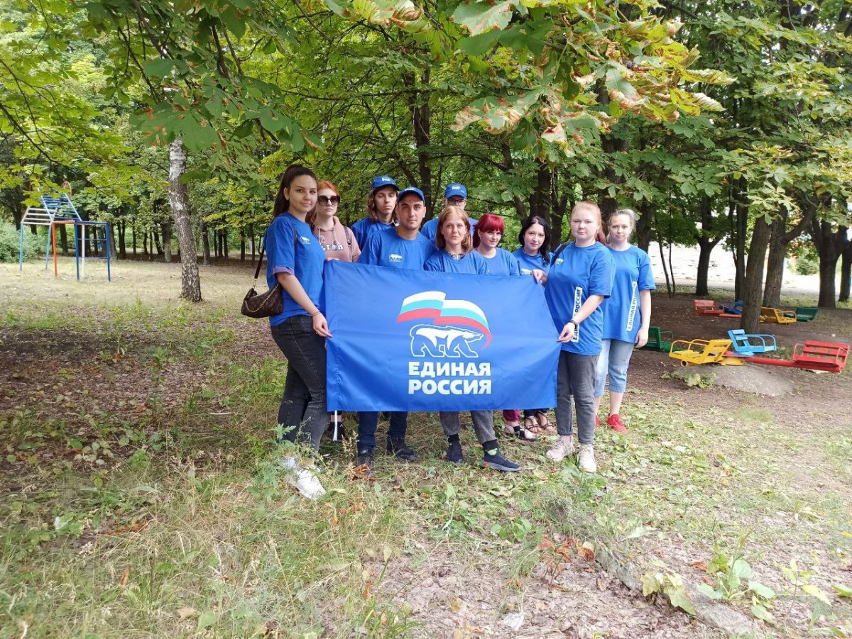 В Первомайске активисты «Единой России» благоустроили детскую площадку в парке им. Чихачева