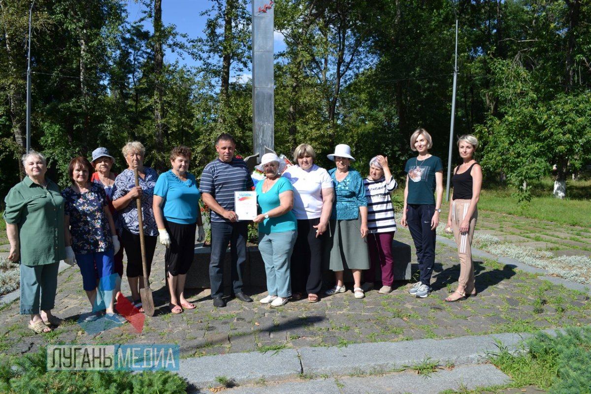 В рамках проекта «Зеленый Суходольск» братскую могилу советских воинов озеленили бирючиной