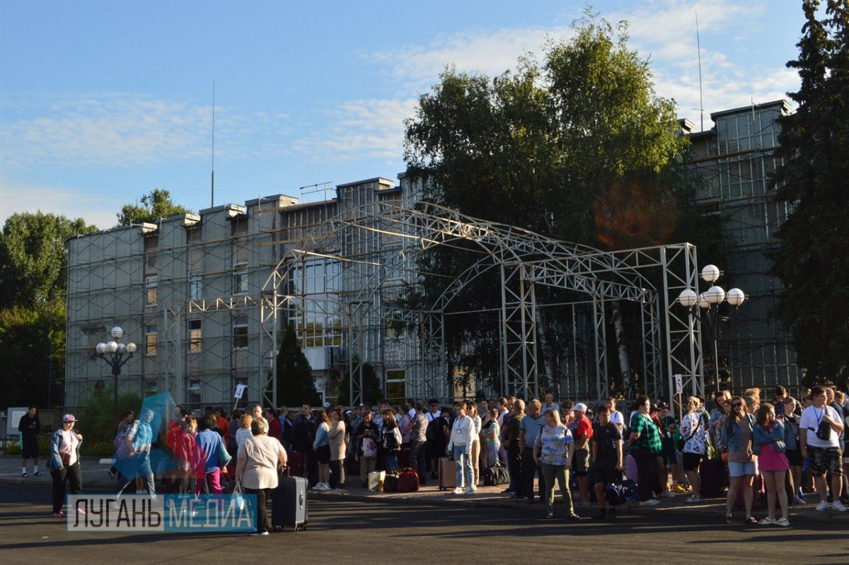 Юные свердловчане отправились на отдых в «Ромашку»