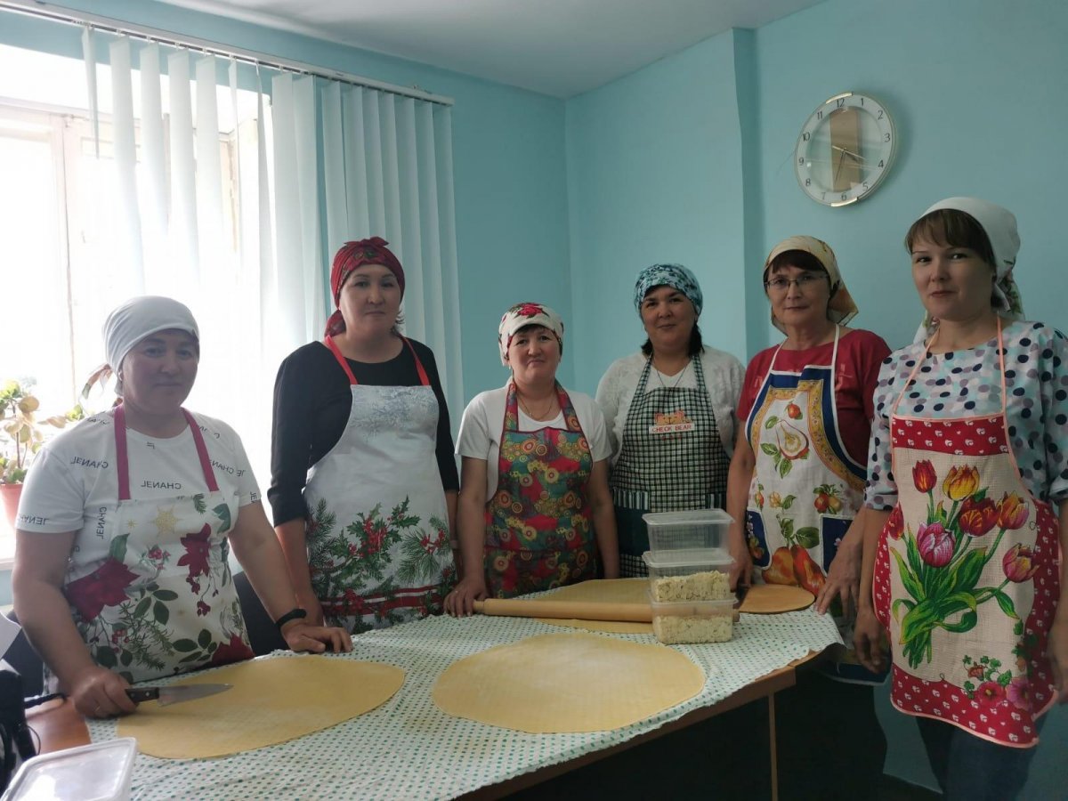 В Башкирии сотрудницы центра занятости Сибая делают домашнюю лапшу для жителей ЛНР