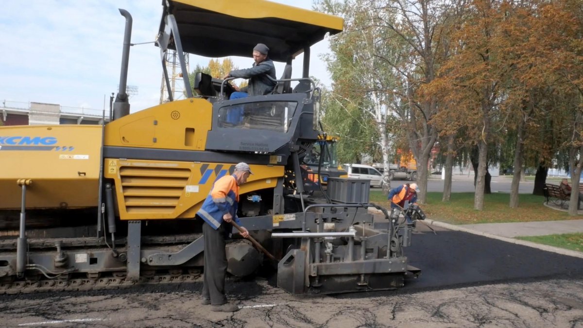 Луганские дорожники за минувшую неделю уложили 665 тонн асфальта