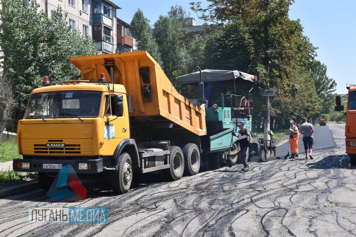 В Красном Луче по улице Вольного начаты работы по укладке нового асфальтного покрытия