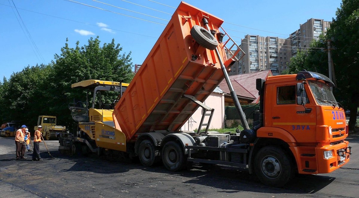 Дорожники на прошлой неделе вели укладку асфальта на трех улицах Луганска