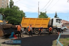 В Алчевске продолжается ремонт тротуарной сети