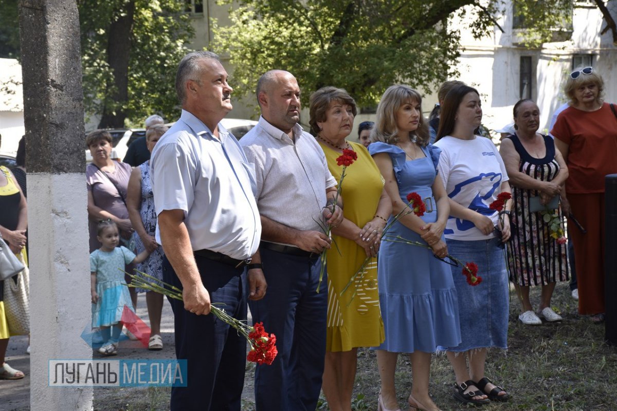 В Антраците состоялось открытие мемориальной доски погибшему в специальной военной операции офицеру