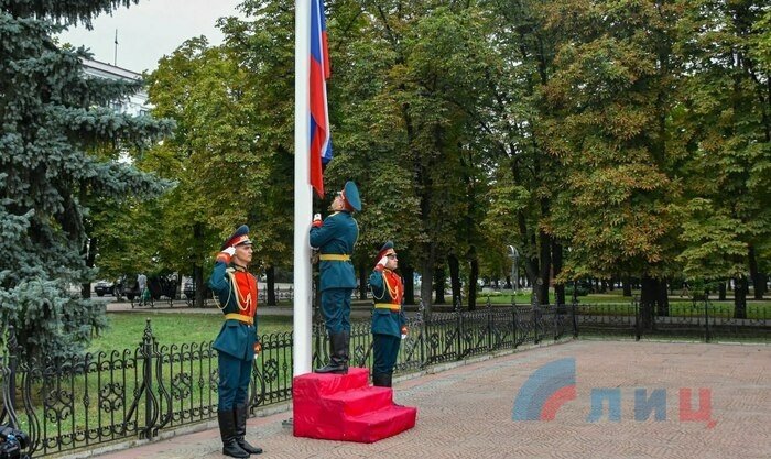 Военнослужащие подняли российский триколор над Луганском в День флага РФ