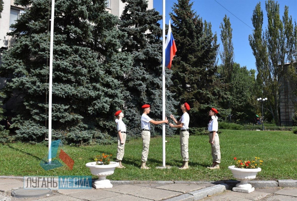 В Брянке прошел праздничный флешмоб