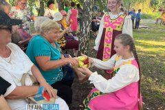 В Станично-Луганском районе состоялись фольклорные посиделки с конкурсами «Пришел Спас готовь рукавицы про запас»