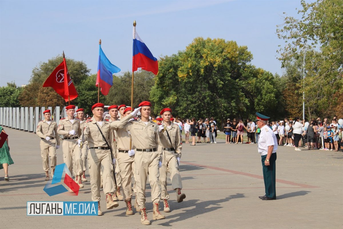 В Краснодоне посвятили в «ЮНАРМИЮ» свыше трехсот школьников Республики