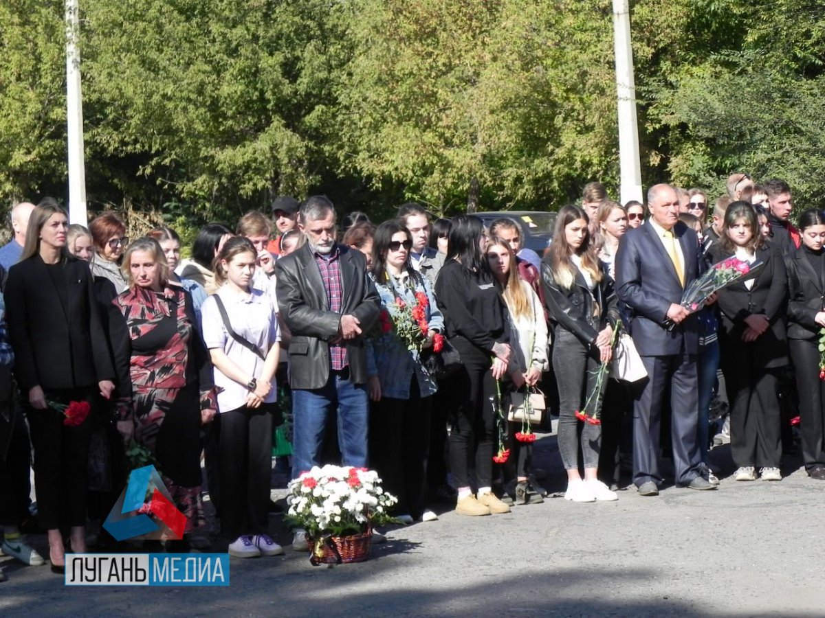 В Перевальске прошел митинг в память о жертвах удара со стороны украинских силовиков по ГБОУ СПО ЛНР «Перевальский колледж»