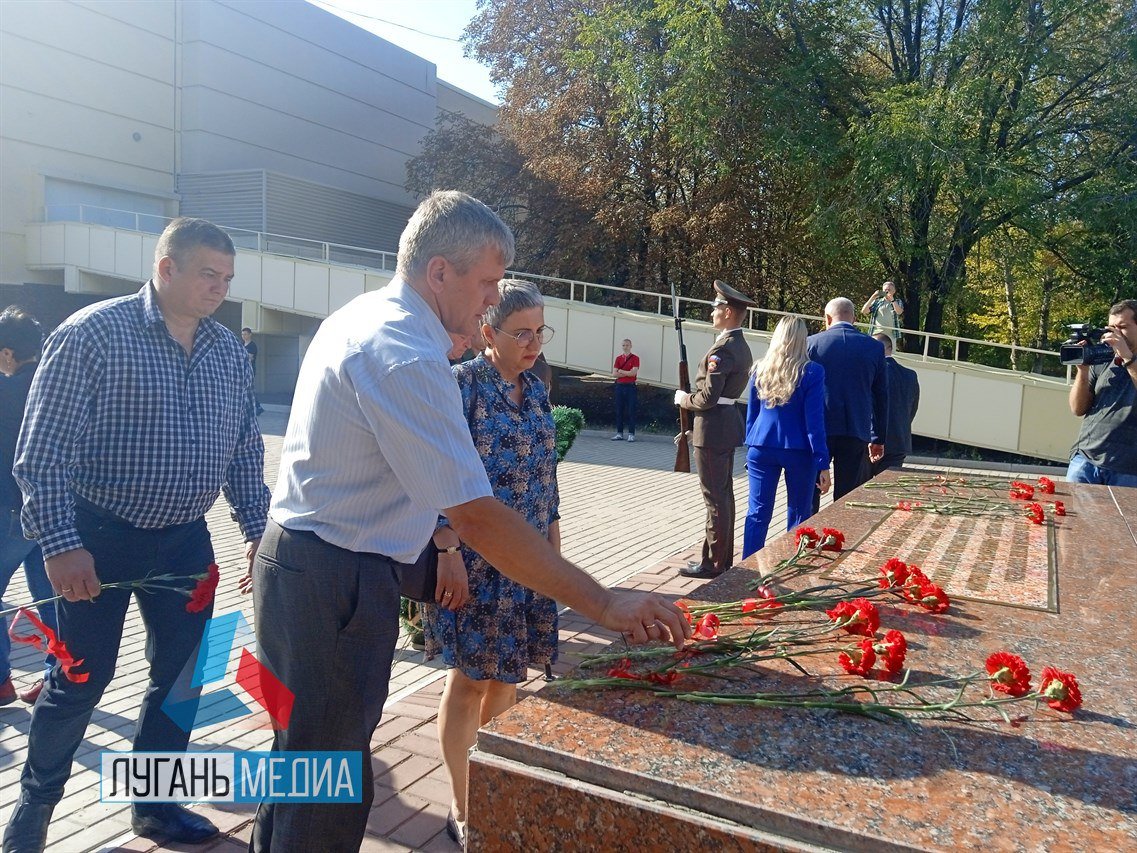 К братской могиле молодогвардейцев в Краснодоне возложили цветы