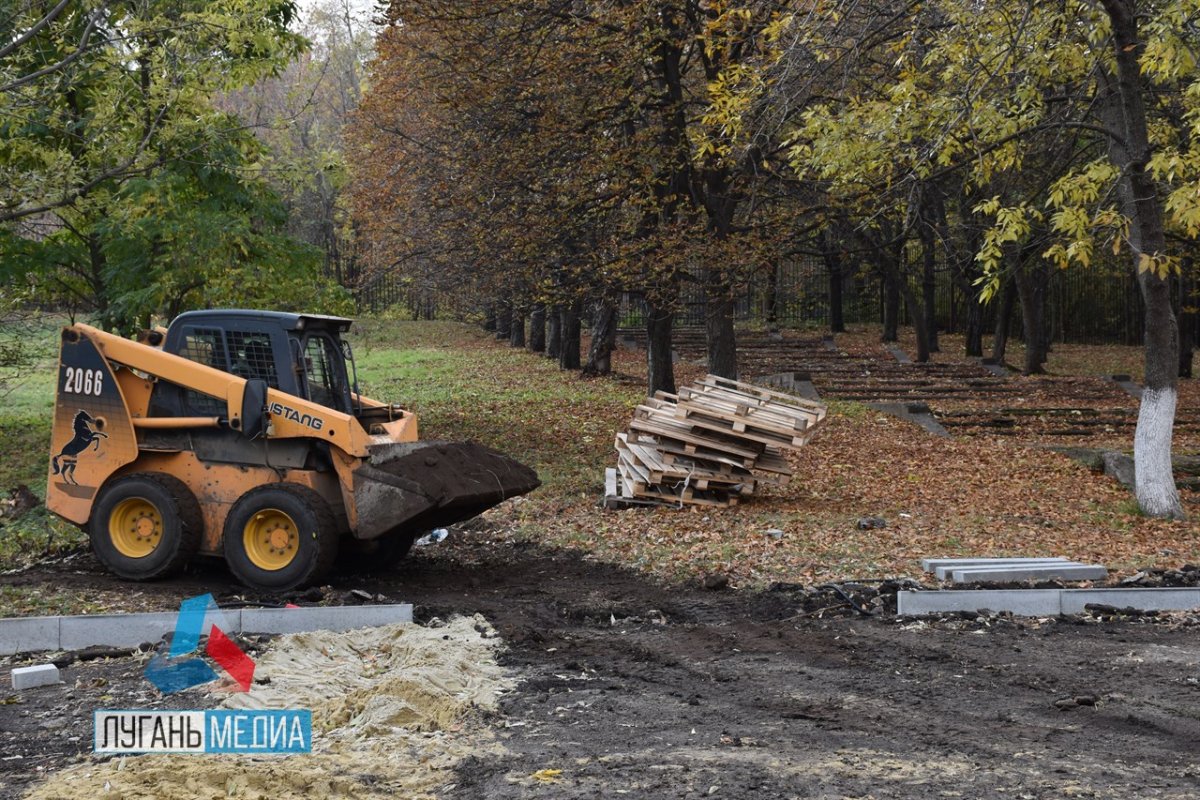 В Алчевске продолжается благоустройство парка культуры и отдыха имени Победы