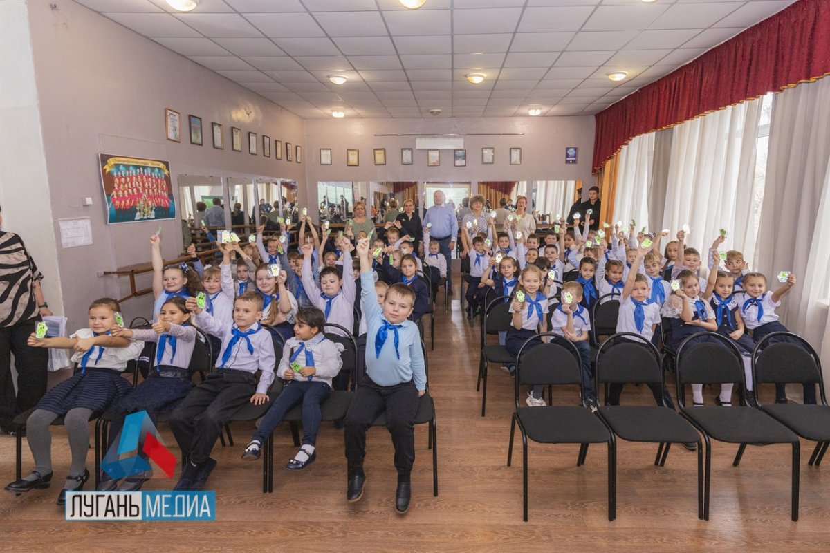 В школах Луганска, Старобельска и Марковки стартовала акция «Безопасность детей на дорогах»