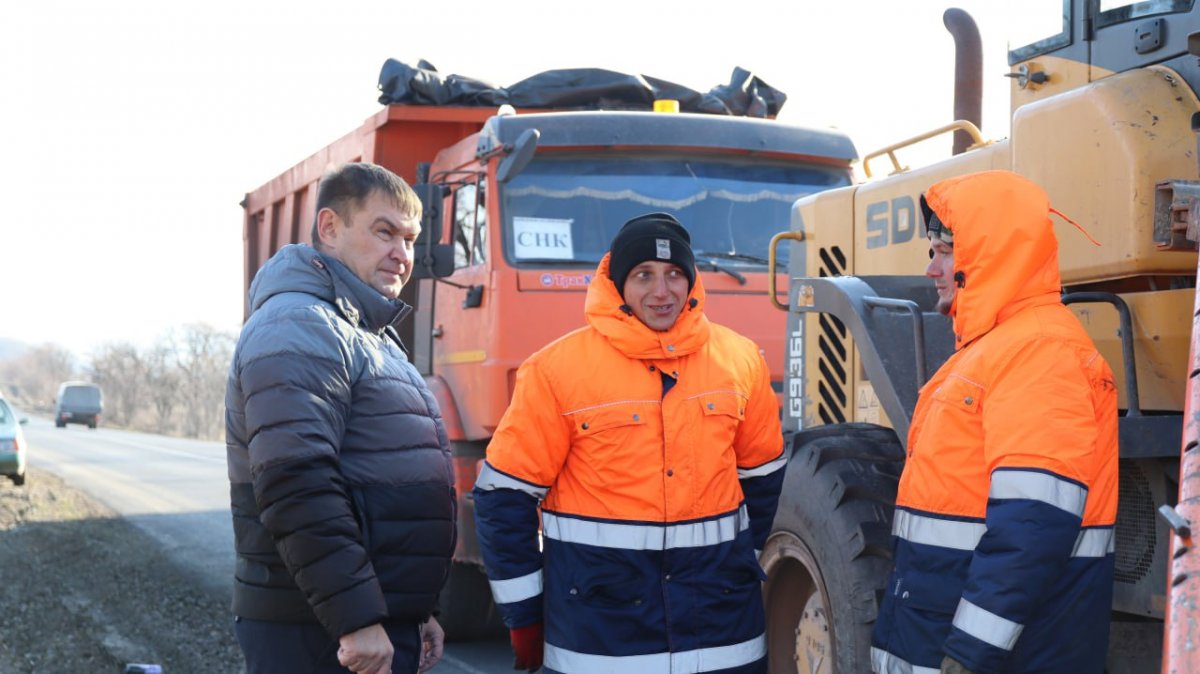 В Лутугинском районе продолжается ремонт дорог по народной программе «Единой России»