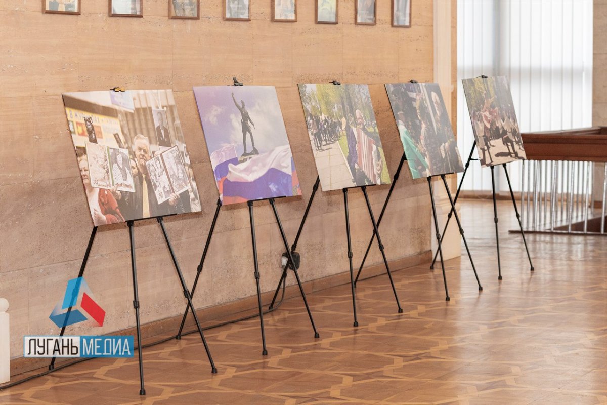 В Луганском драматическом театре открылась передвижная фотовыставка «Донбасс – земля надежды нашей»