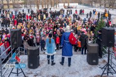 Луганские студенты-спасатели поздравили школьников, спустившись к ним с крыши УВК «Интеллект» в костюмах Деда Мороза и Снегурочки