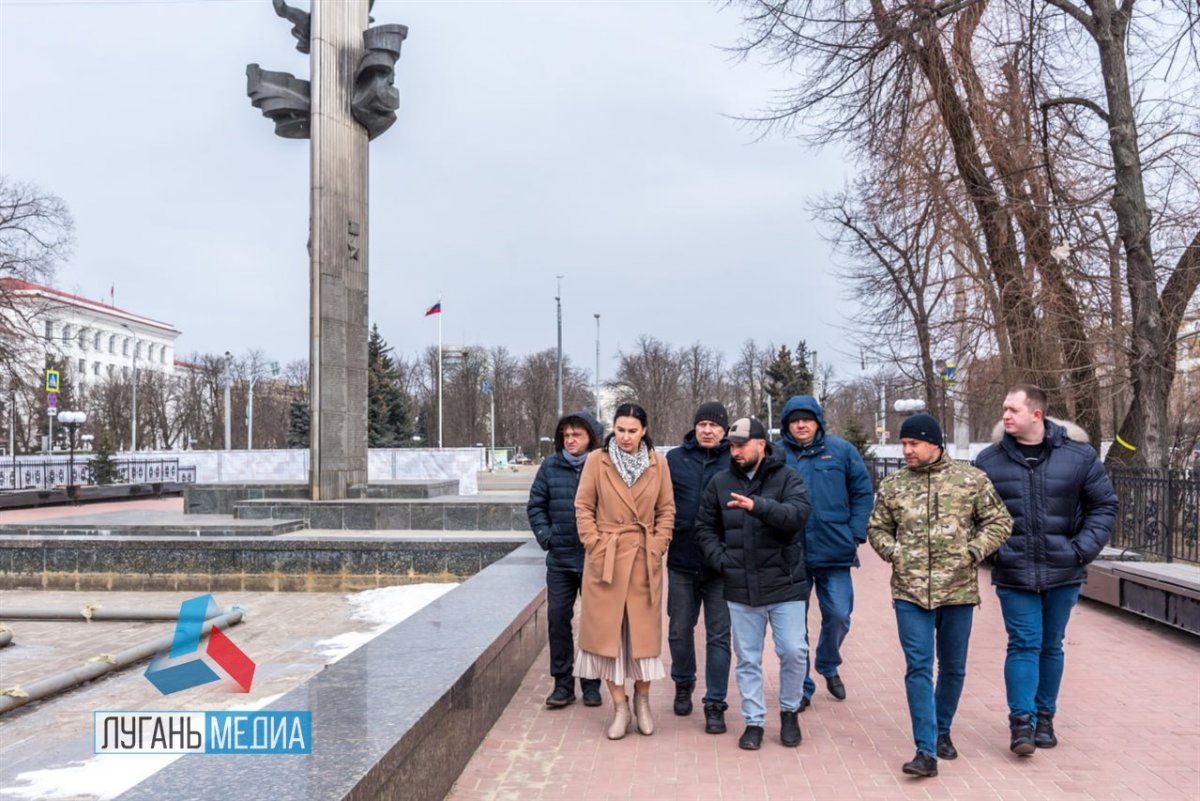 Яна Пащенко ознакомилась с ходом работ по реконструкции Сквера Героев ВОВ