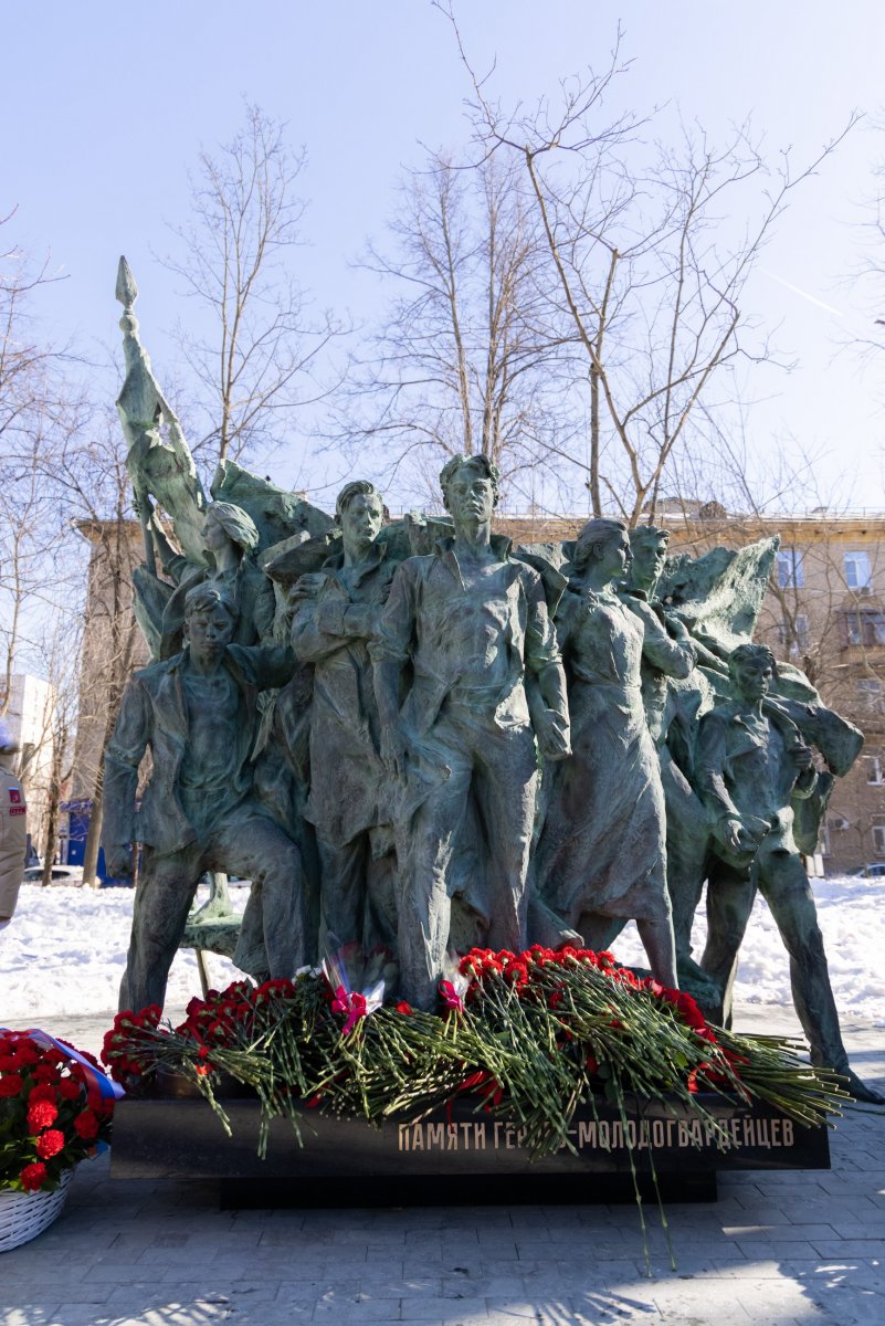 Памятник Героям-молодогвардейцам открыт в Москве