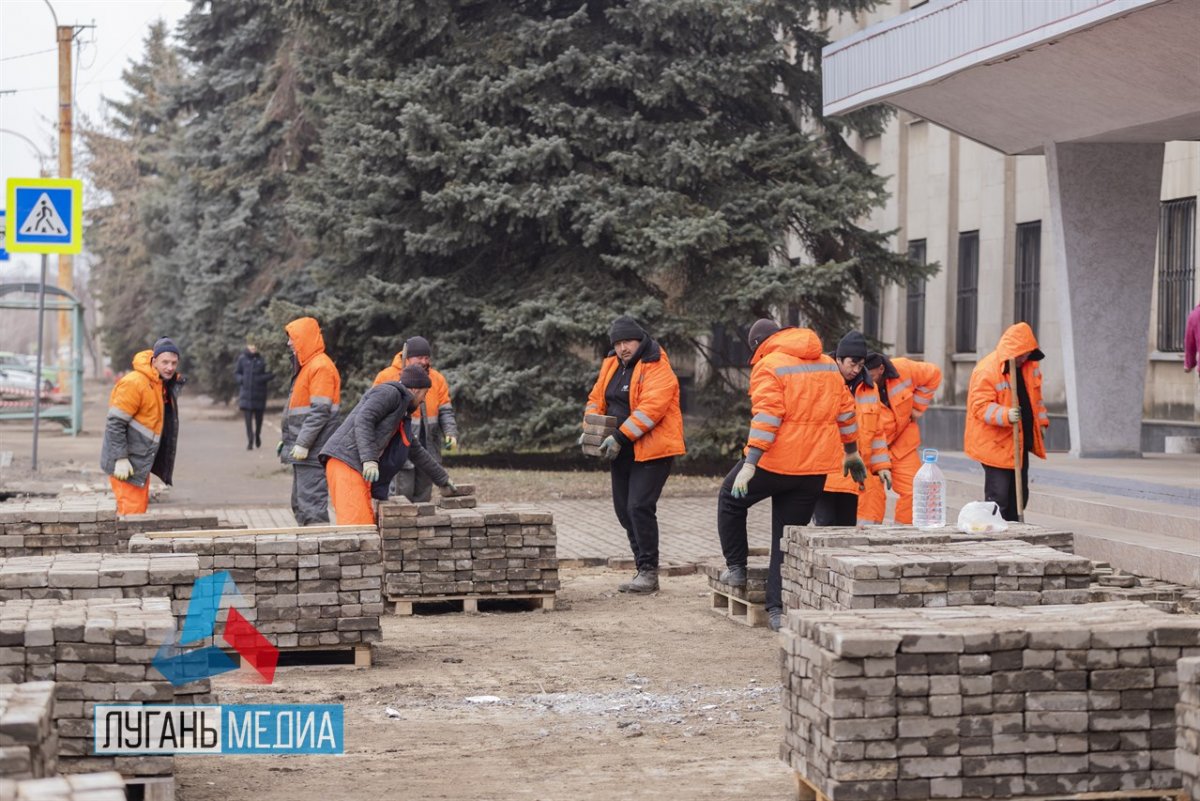 Московские специалисты проводят реконструкцию улицы Кирова в Луганске