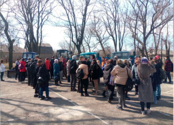 Специалисты Стахановского отделения центра занятости провели для учащихся 9-11 классов “Ярмарку учебных рабочих мест”