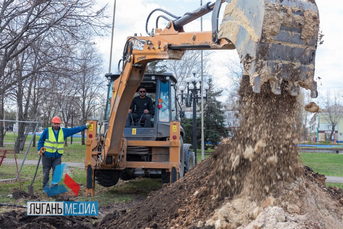 В Луганске продолжаются масштабные работы по замене водопровода по улице Оборонная