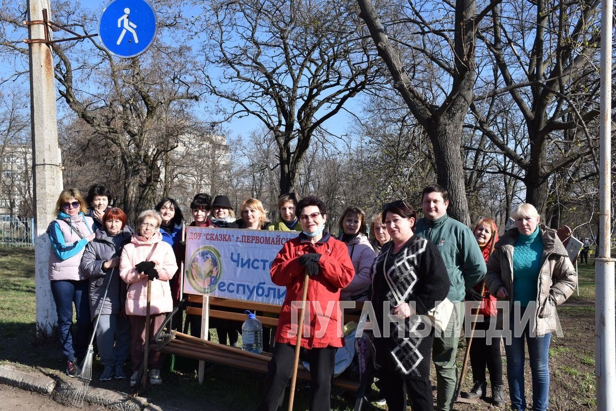 В Первомайске в рамках объявленной Главой ЛНР Леонидом Пасечником акции «Чистая Республика» был проведен общегородской субботник