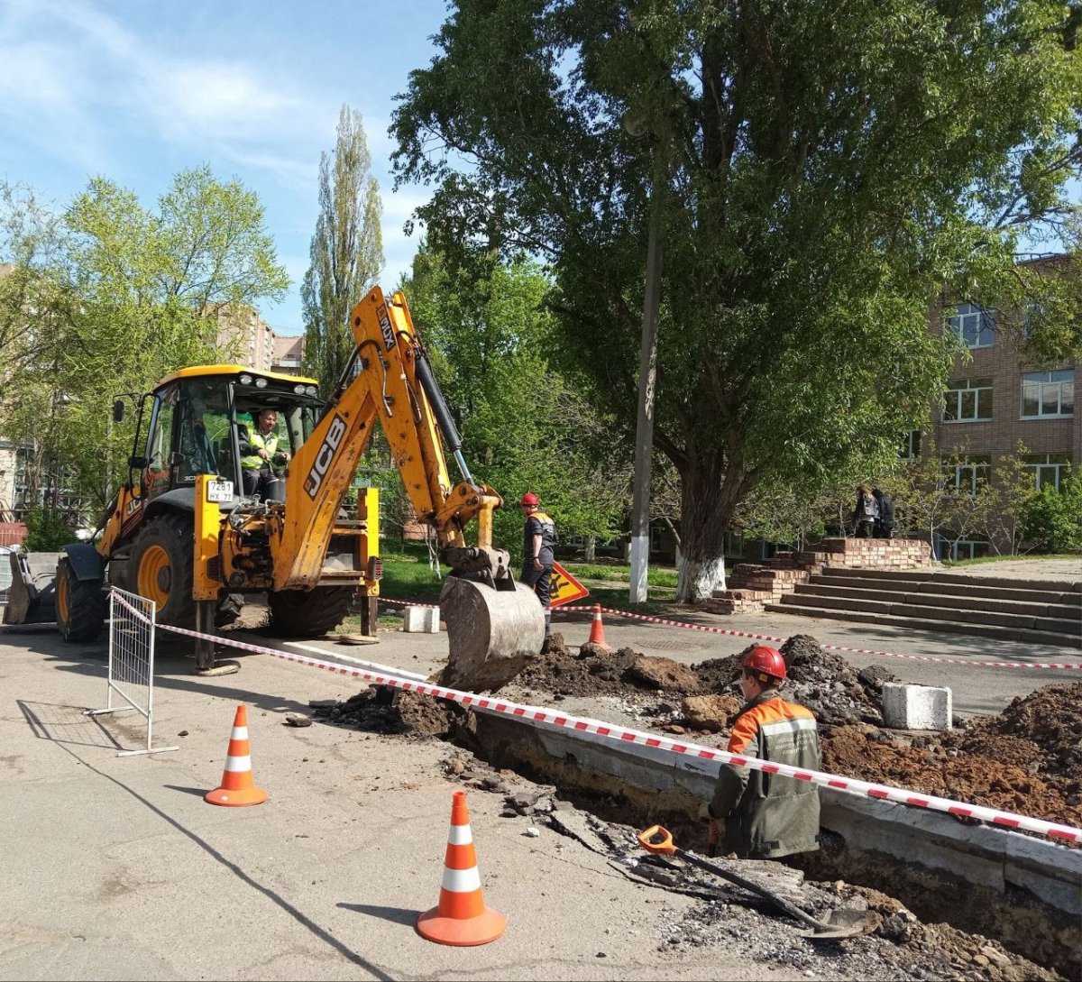 Московские специалисты выполняют ремонт электросетей Луганска