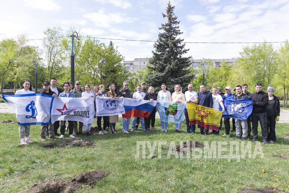В луганском парке Дружбы высадили 150 саженцев деревьев из Чувашии